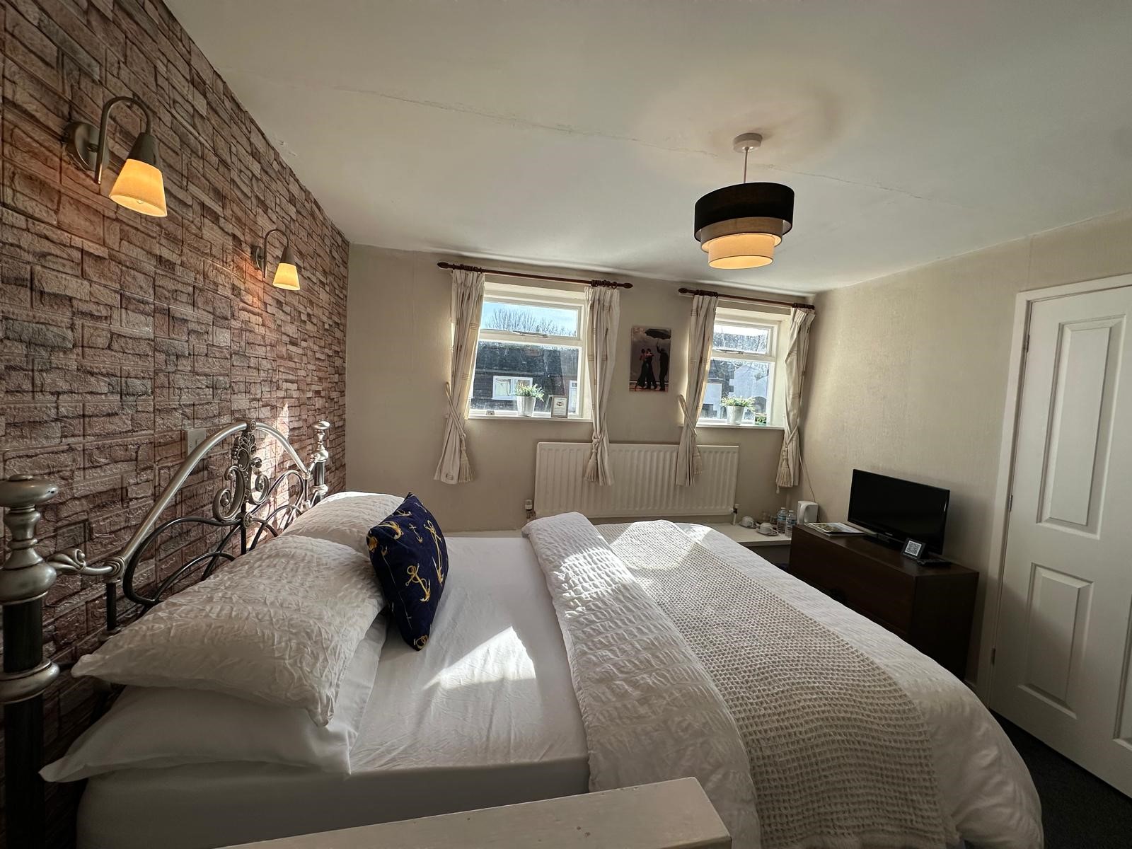 Double Room – Ensuite, image 2 of 8